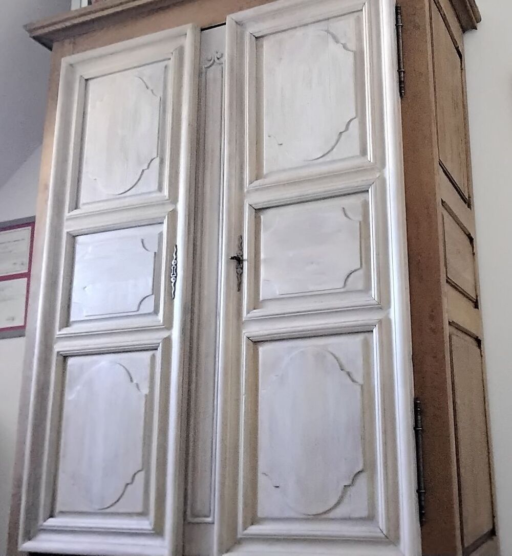 Armoire en cha&icirc;ne massif Meubles