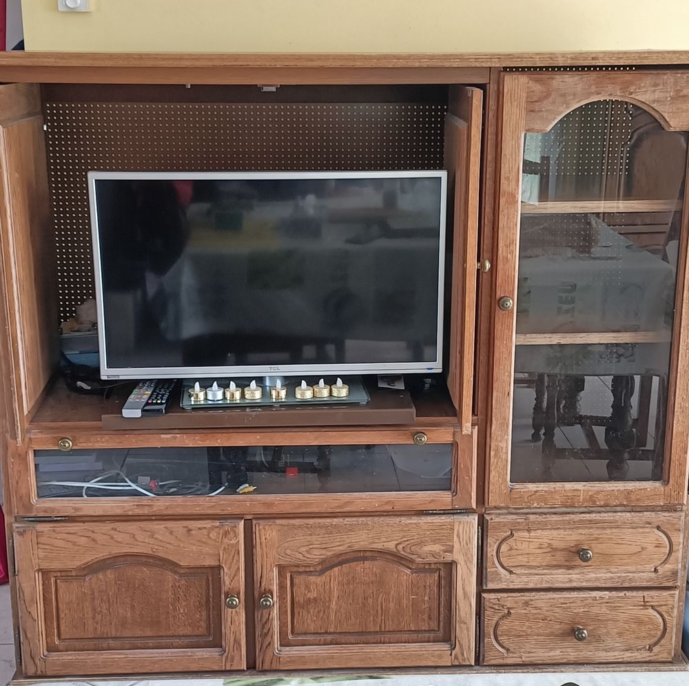 Meuble TV ancien en bois massif avec beaucoup de rangements Meubles