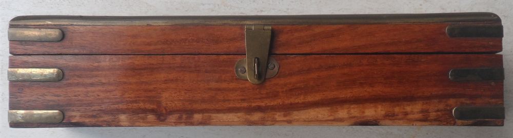 Coffret en bois orn&eacute; de motifs en laiton 
Longueur 25,5 cm Décoration