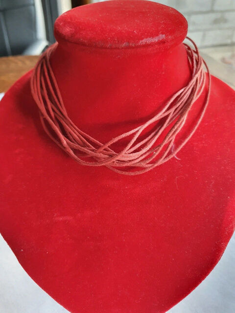 Collier rouge  1 Aubvillers (80)