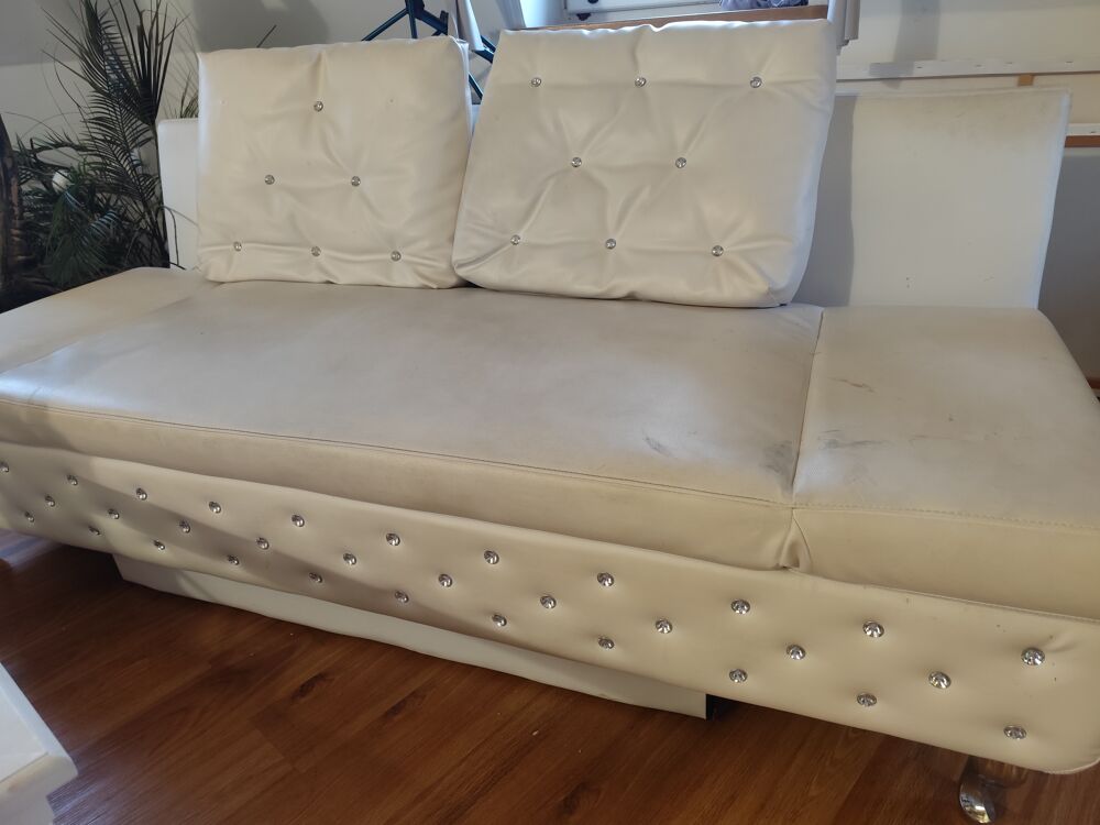 Joli canap&eacute; blanc, en bon &eacute;tat en cuir v&eacute;gan (simili cuir) Meubles