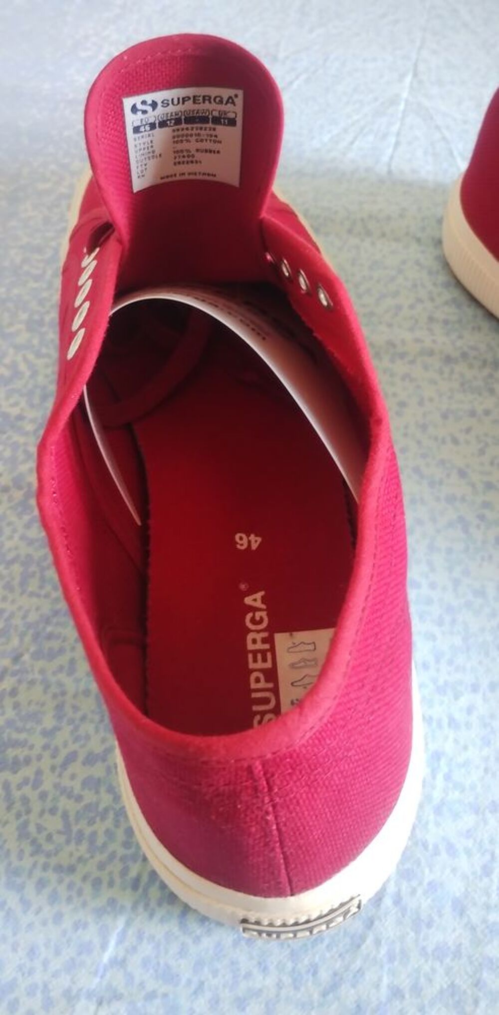 Je propose une paire de Superga 2750, coloris rouge bordeaux Chaussures