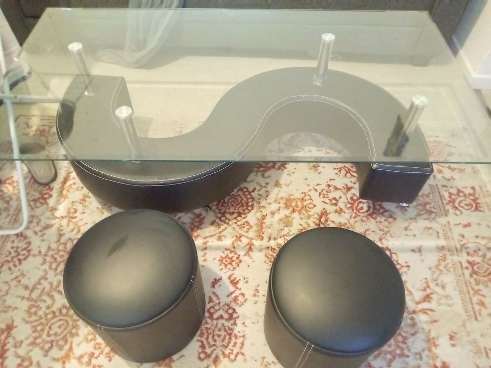 Table basse en verre avec ses deux poufs inclus Meubles