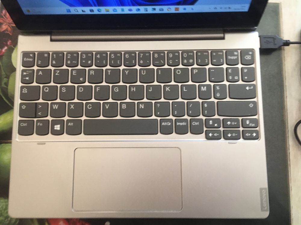Ordinateur portable LENOVO avec sa tablette avec Windows 11 Matériel informatique