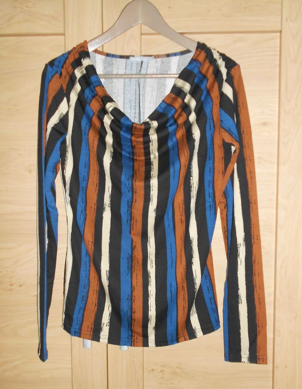 Haut noir ray&eacute; multicolore col b&eacute;nitier " 3 Suisses " T 40 Vêtements