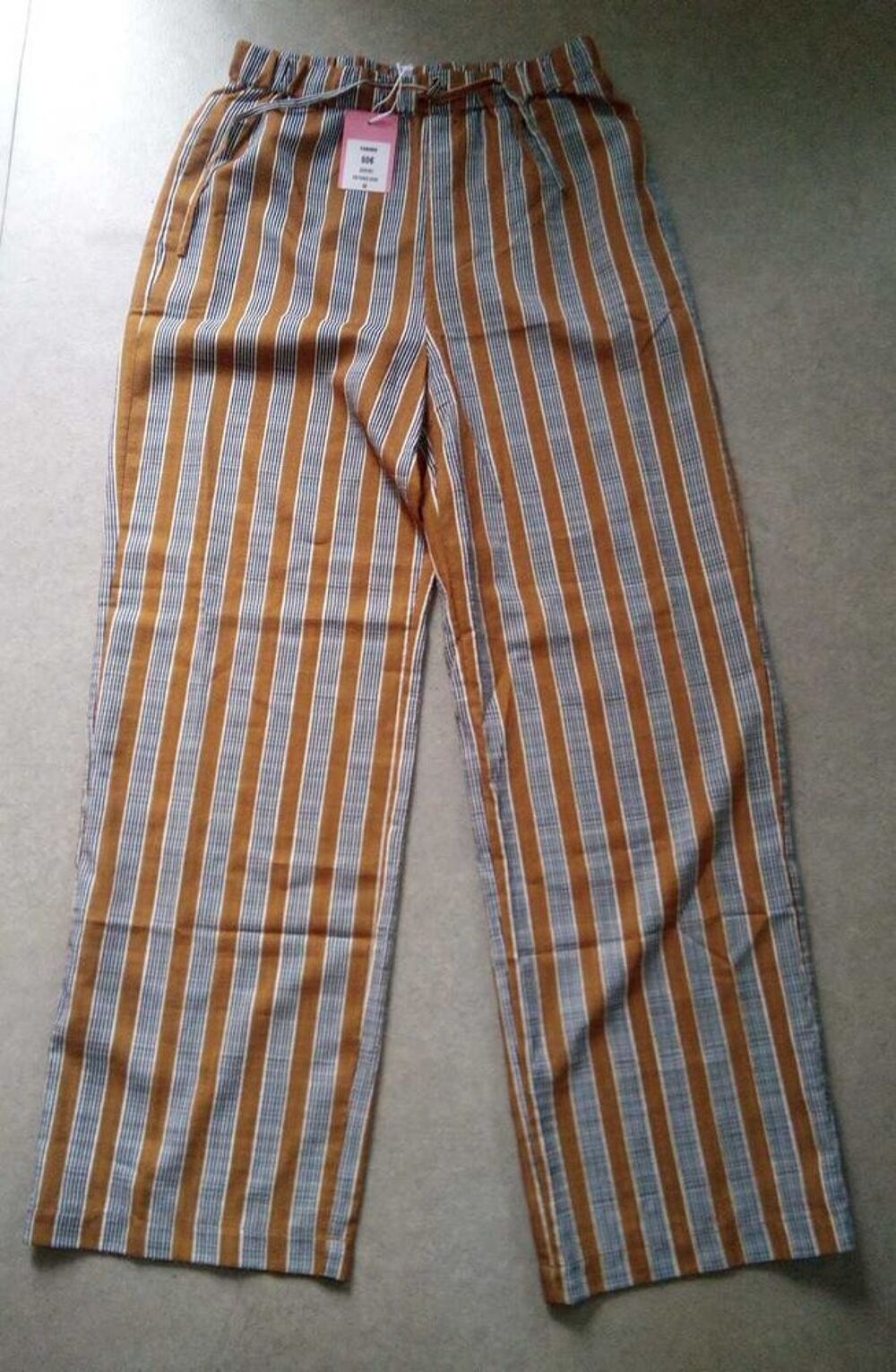 Pantalons femme taille 36 et 38 neuf. 
Jamais port&eacute;. 
Sur Amiens Rivery. 
20 € pi&egrave;ce. 
C'est disponible. Lire l'&eacute;tiquette. Vêtements