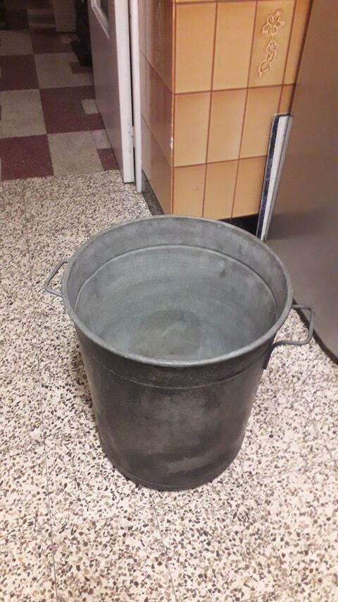 Ancienne poubelle/lessiveuse en zinc. 18 Flers-en-Escrebieux (59)