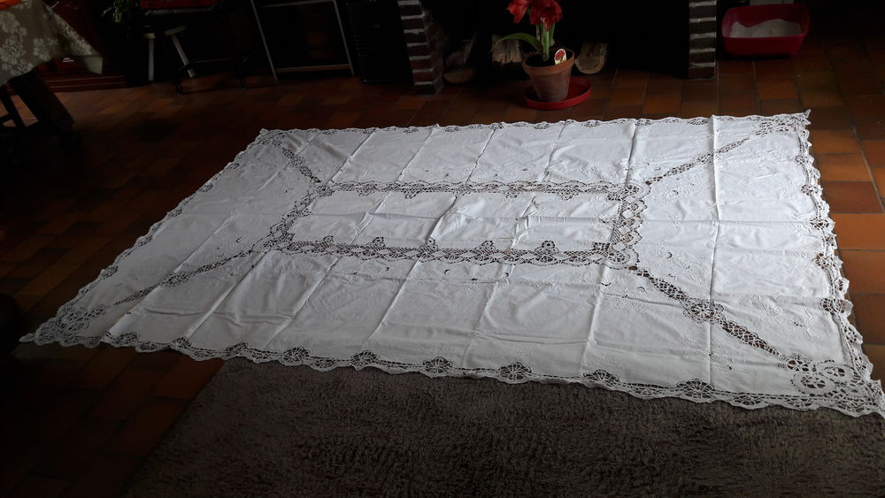 Nappe blanche dentelle crochetee Cuisine
