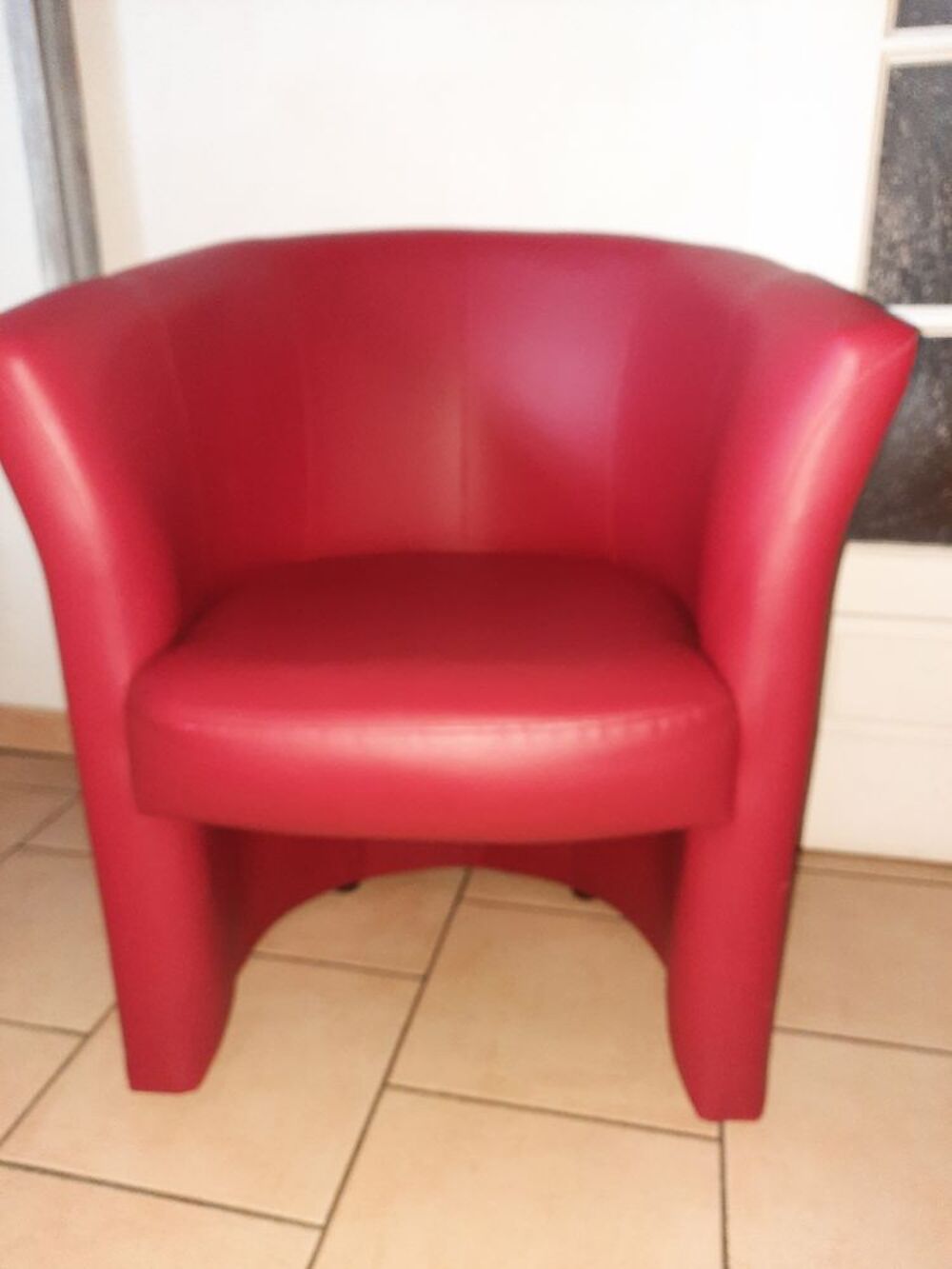  fauteuil cabriolet rouge fonc&eacute; simili cuir. Décoration
