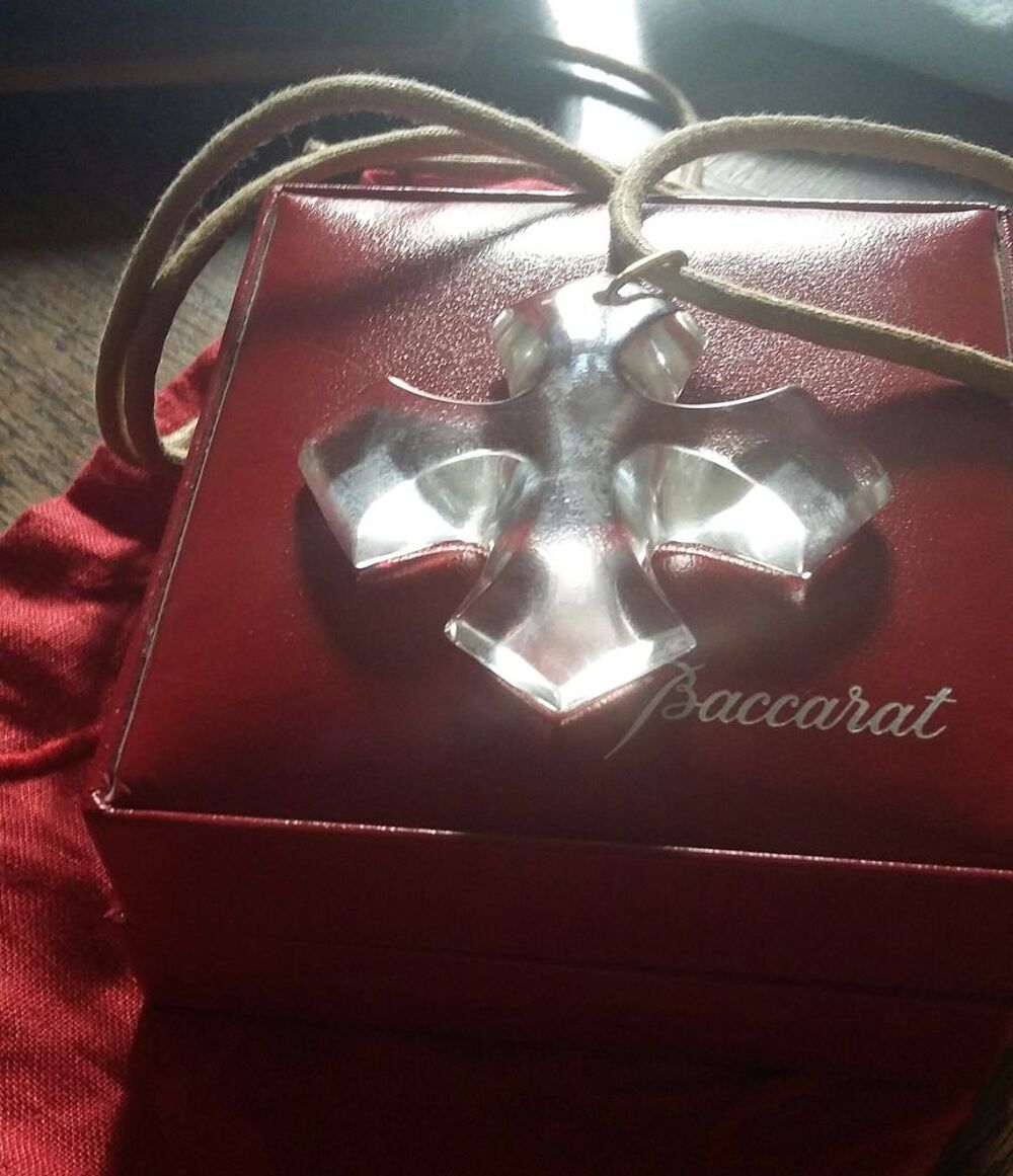 Croix cristal Baccarat Bijoux et montres