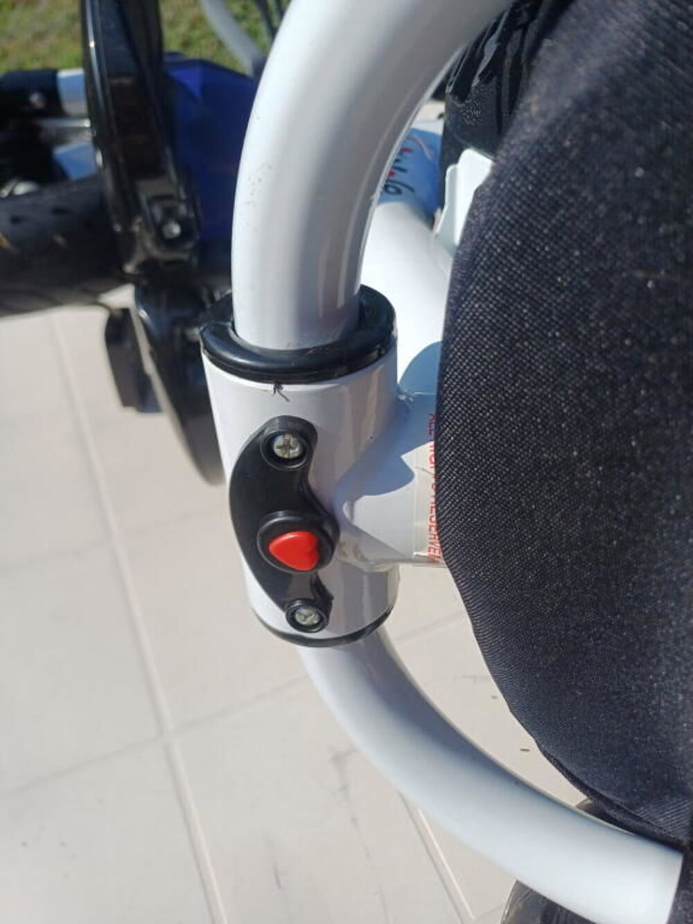 Tricycle enfant bleu avec harnais Vélos