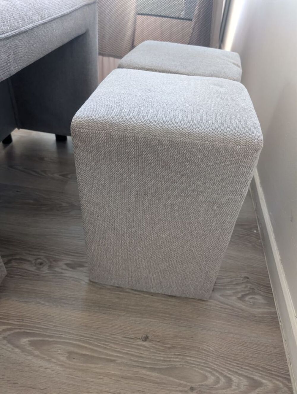 Grand canap&eacute; d'angle convertible gris - Coffre et 2 poufs Meubles