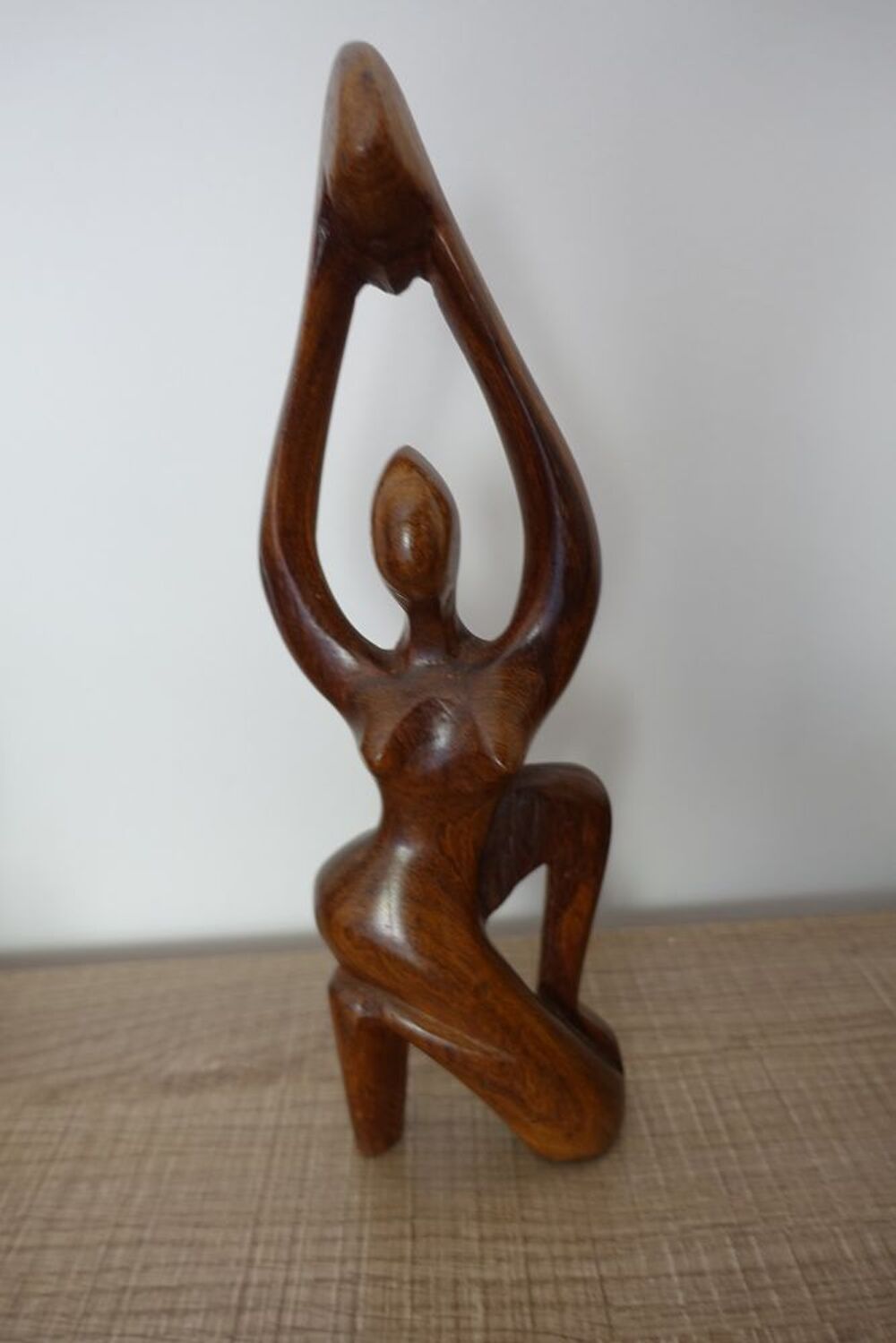 statue moderne en bois brut Dcoration