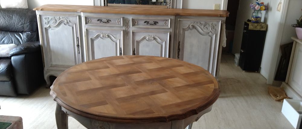 Buffet ancien en bois massif avec une table ronde Meubles