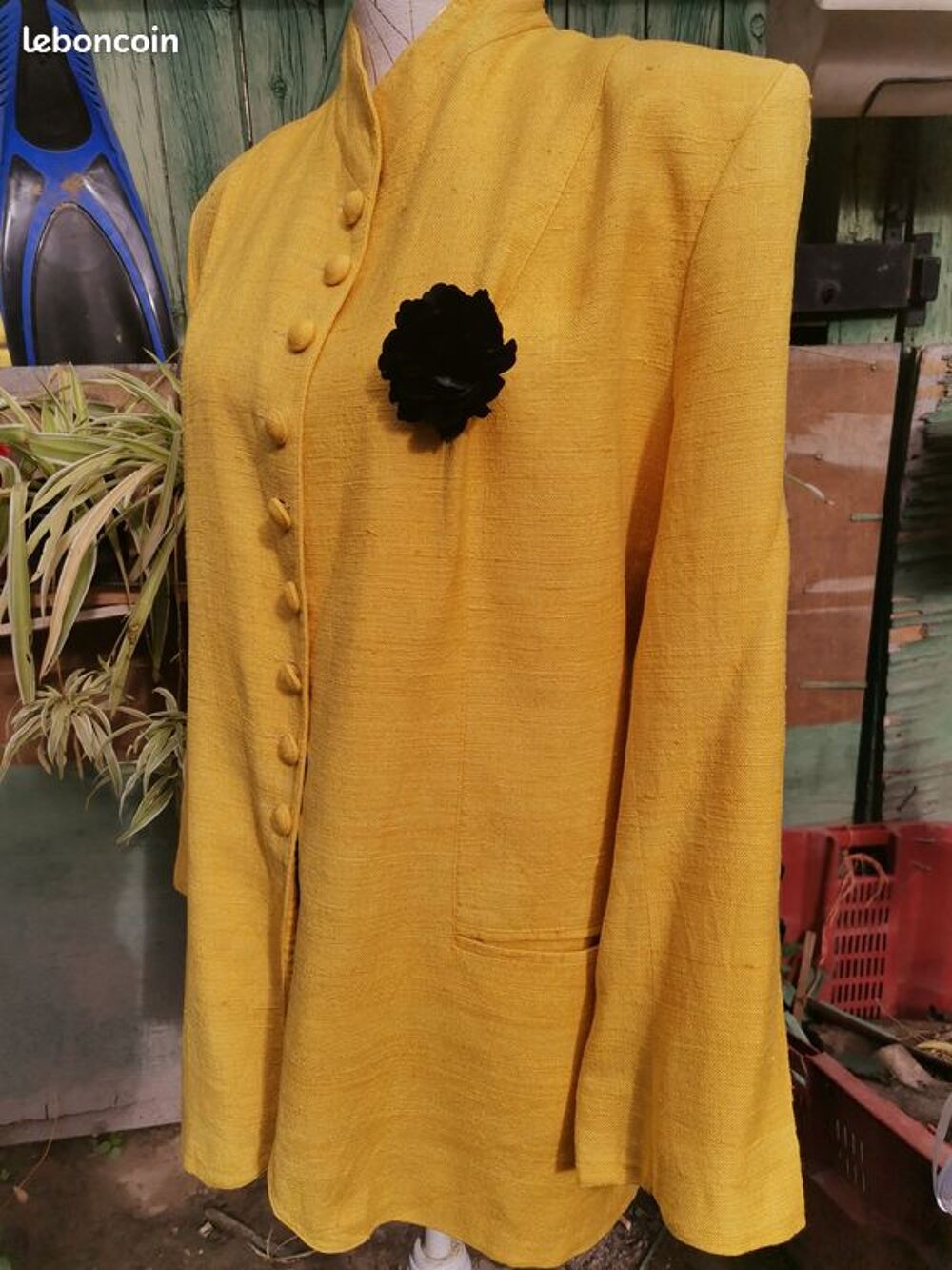 tr&egrave;s jolie veste jaune Vêtements