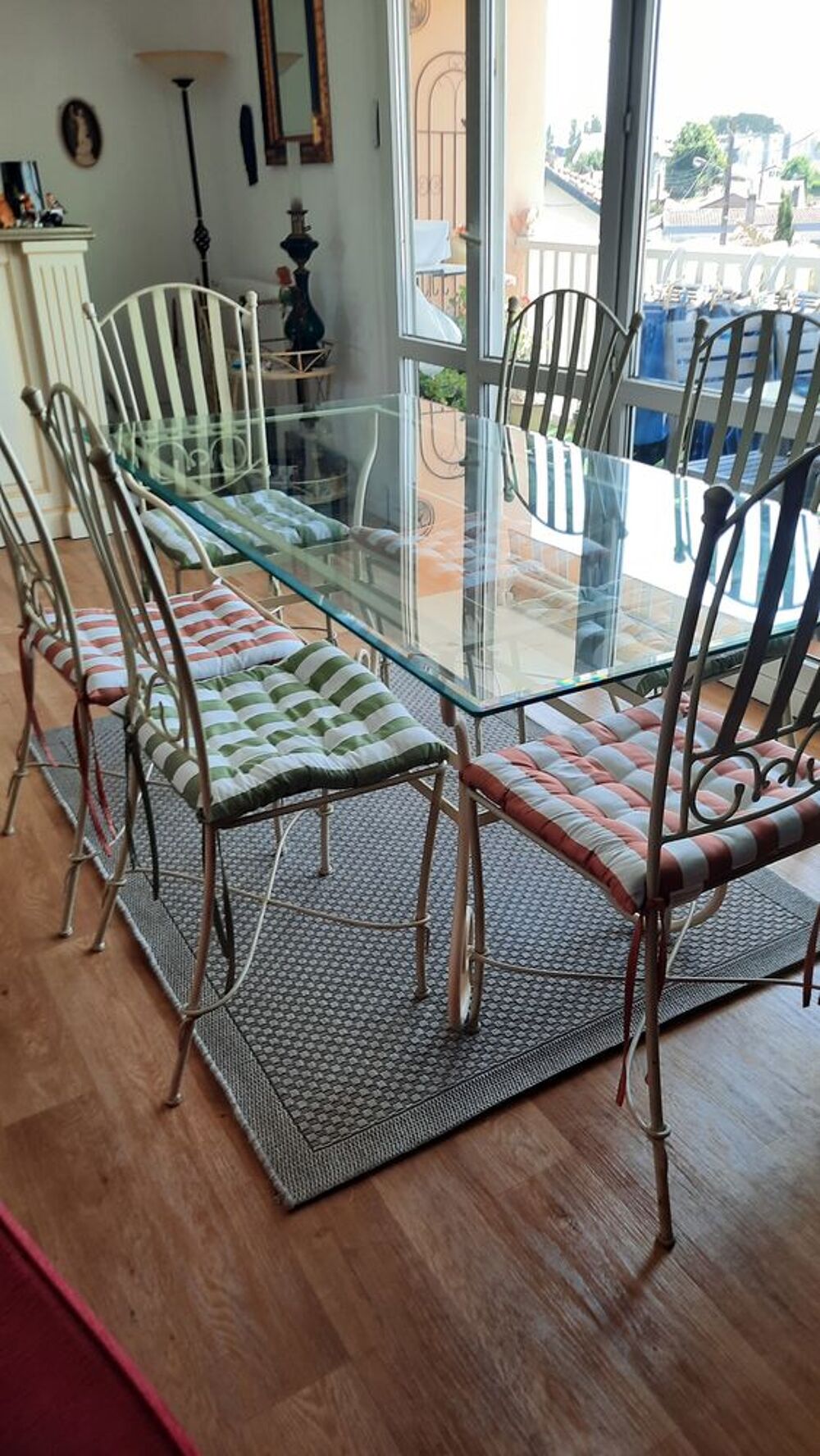 Salon de jardin, dessus en verre tremp&eacute; et 6 chaises Meubles