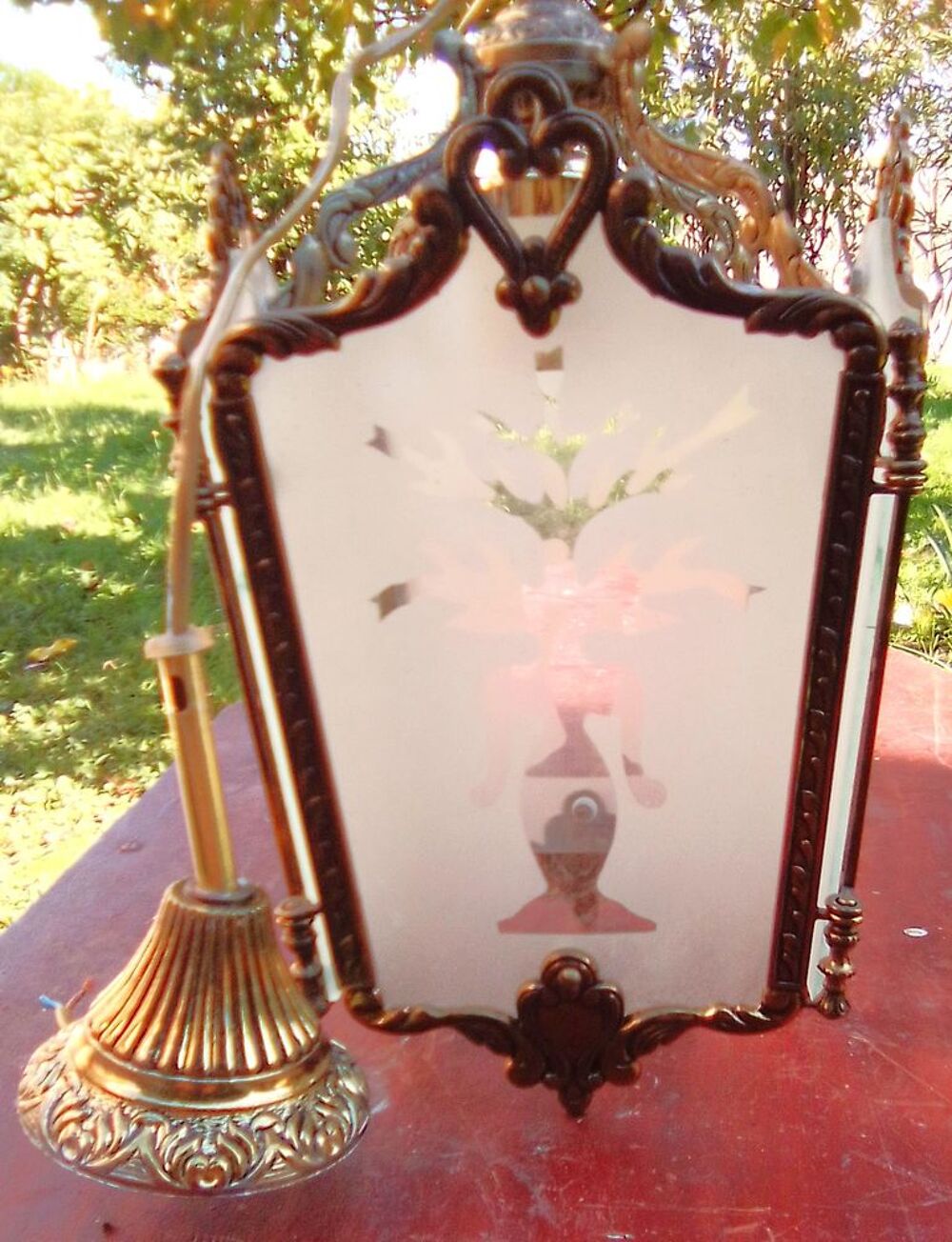 Lustre en bronze dor&eacute; avec verre Décoration