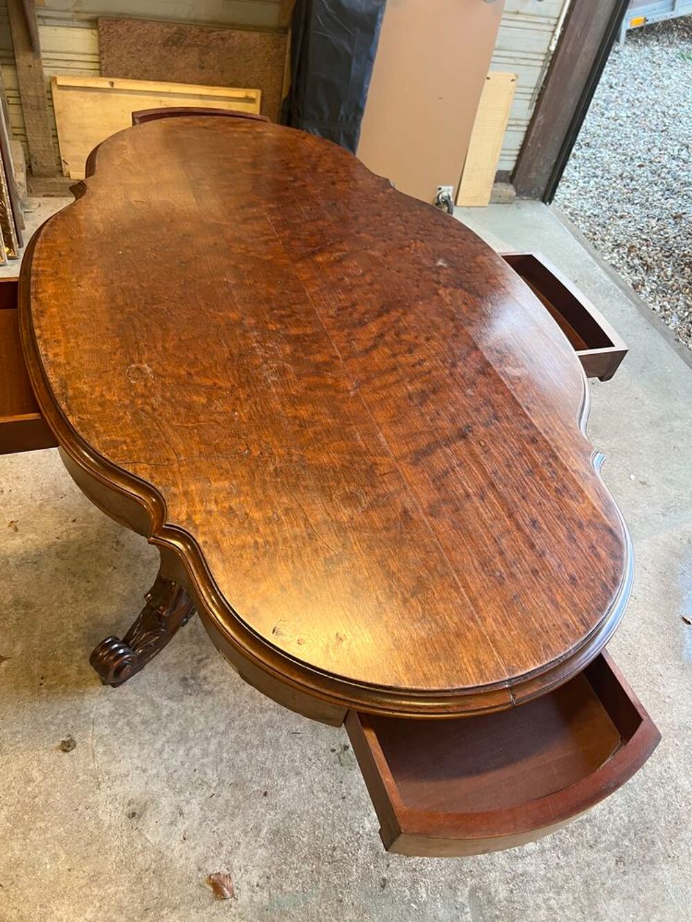 Table du milieu en acajou e placage d'acajou mouchet&eacute;, plate Meubles