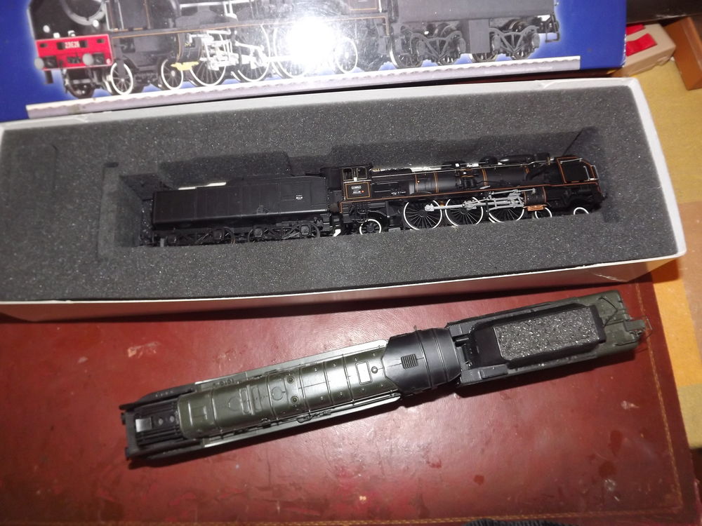 Vente d'un lot de trois locomotives miniatures &eacute;chelle HO 