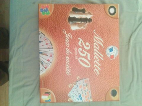 Malette 250 jeux de soci�t�. 25 Schiltigheim (67)