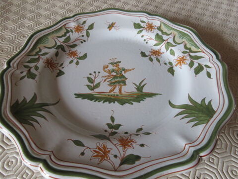 Assiette d�cor vieux Moustiers 15 Le Cr�s (34)