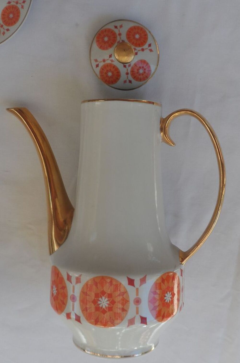 Service &agrave; caf&eacute; neuf en porcelaine blanche &agrave; fleur surlign&eacute;e Cuisine