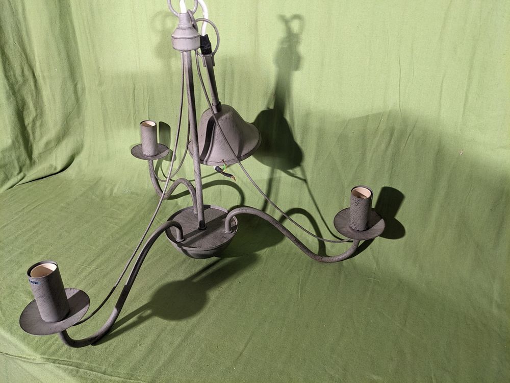Joli lustre &agrave; 3 feux patin&eacute; gris en parfait &eacute;tat. voir photo Décoration