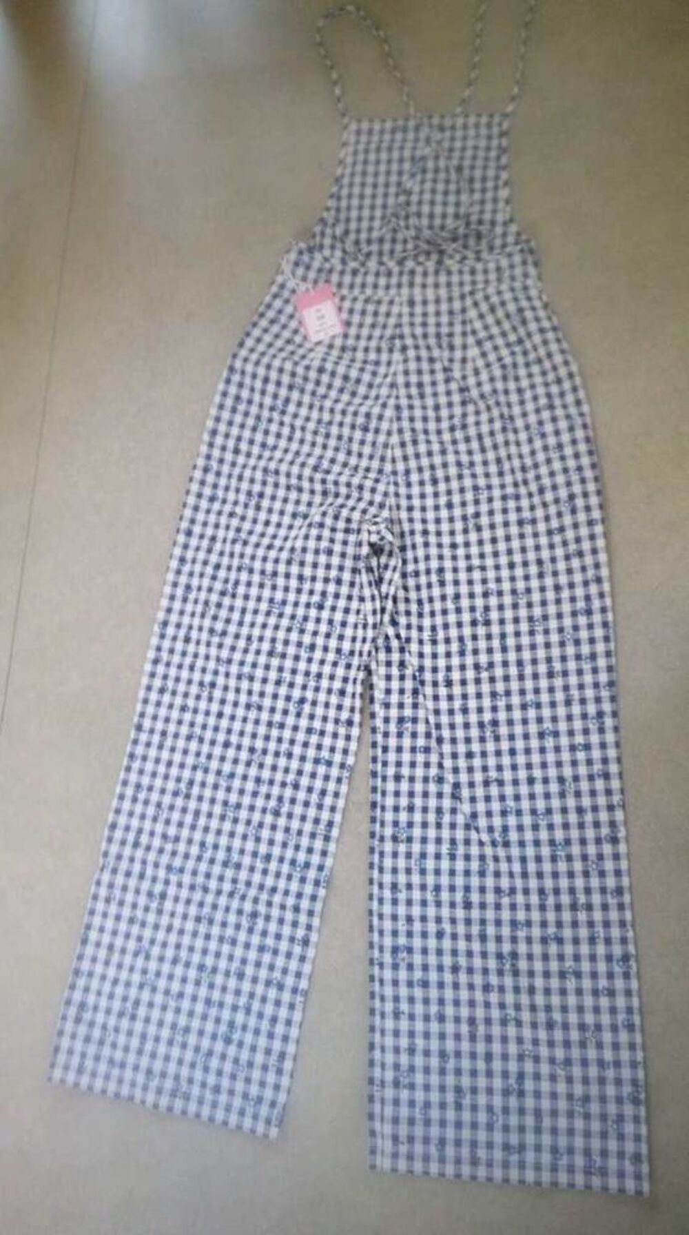 Pantalons salopette femme neuf jamais port&eacute; taille 36 et 38. 
Sur Amiens Rivery, 
15 € pi&egrave;ce. 
Dispo...
Remise en main propre... Vêtements