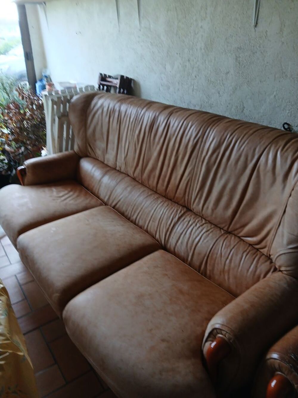 canap&eacute; cuir et deux fauteuils Meubles