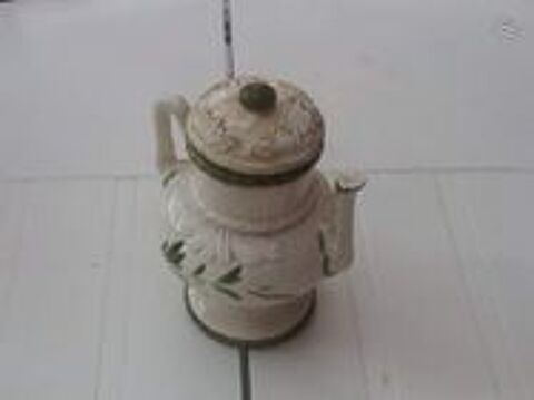 Pot ou vase tr�s ancien avec couvercle et bec verseur 0 M�rignies (59)