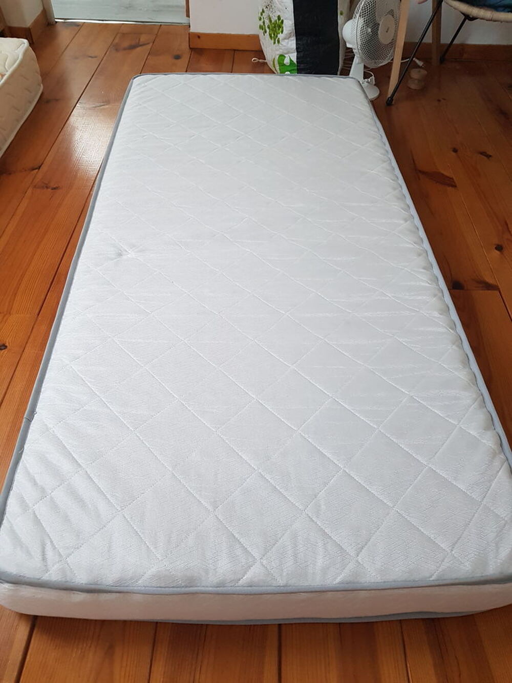 lit + sommier +matelas +chevet. 140/90 Meubles