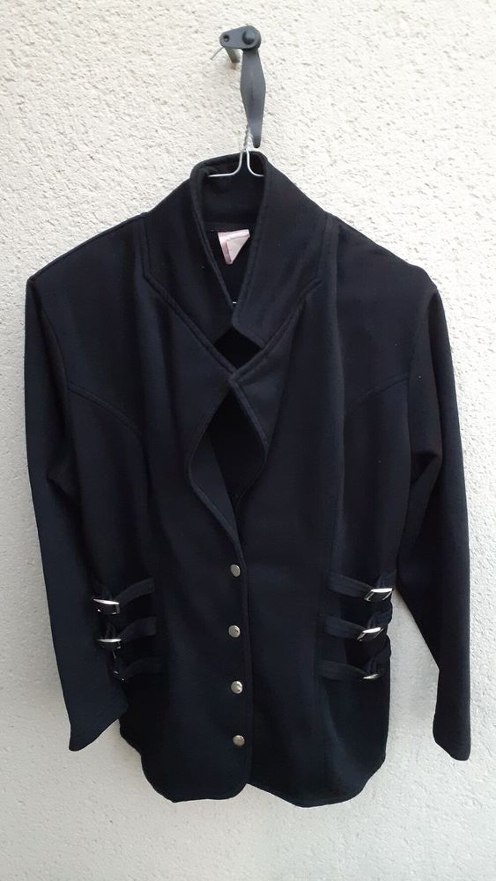 Une veste noir taille 42/44 Vêtements