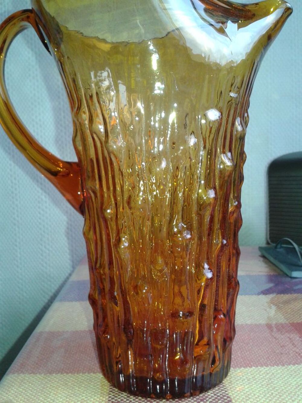 Pichet en verre souffl&eacute; ancien de couleur ocre Décoration
