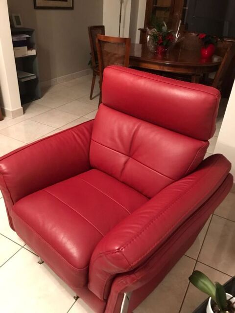 Cause déménagements 2 fauteuils cuir rouge . 500 Le Blanc-Mesnil (93)
