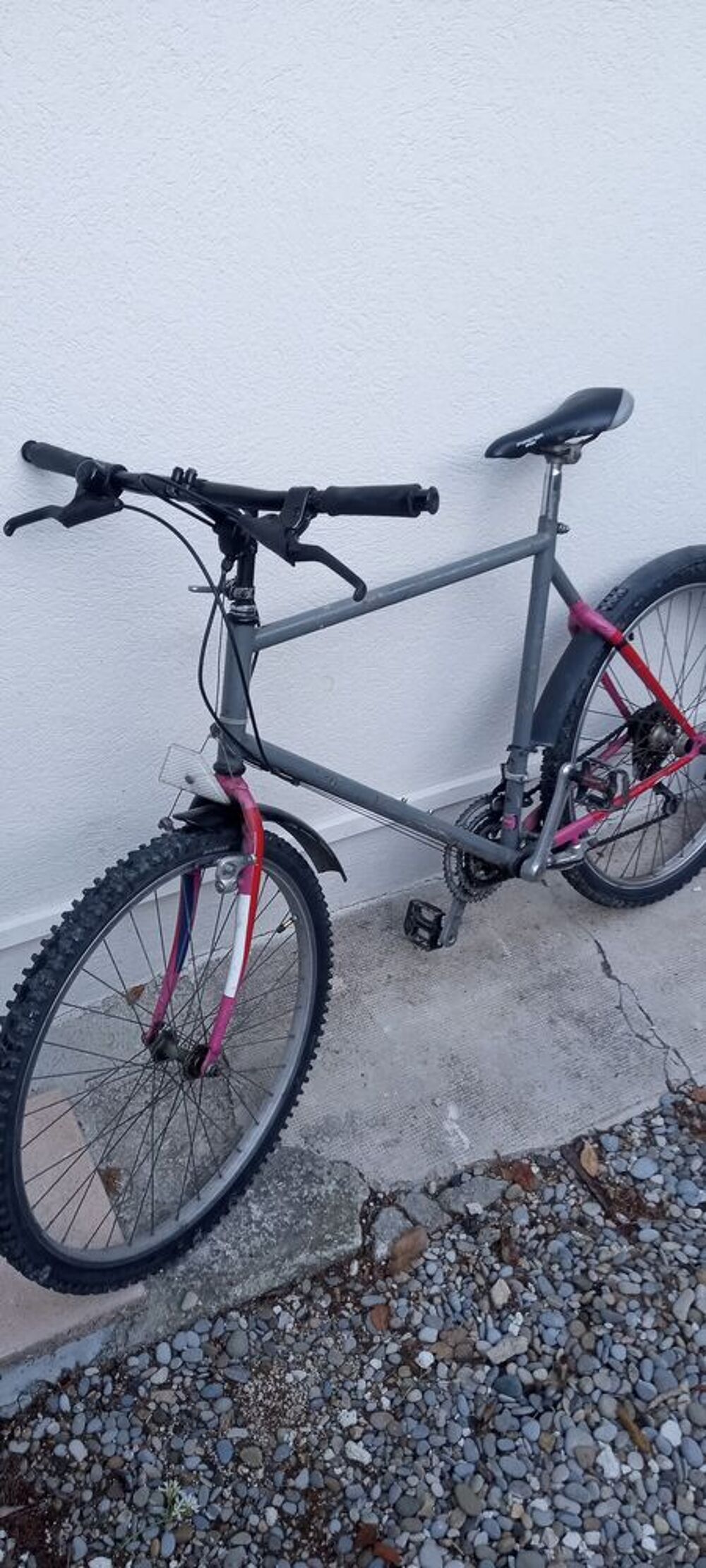 Diff&eacute;rents v&eacute;los en tr&egrave;s bon &eacute;tat Vélos