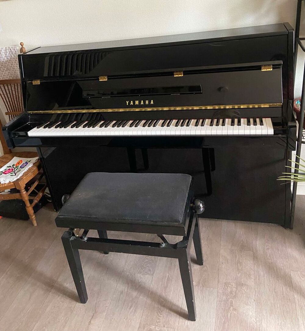 Piano droit laqu&eacute; noir Yamaha Instruments de musique