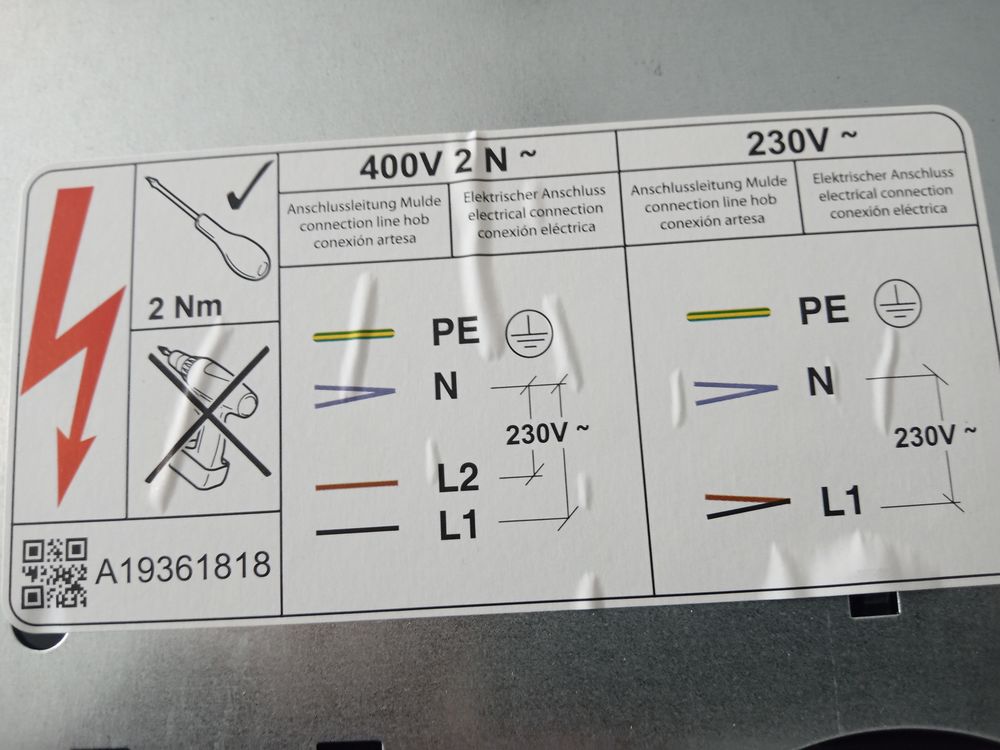 Table induction Electrolux connect&eacute;e avec hotte Electroménager