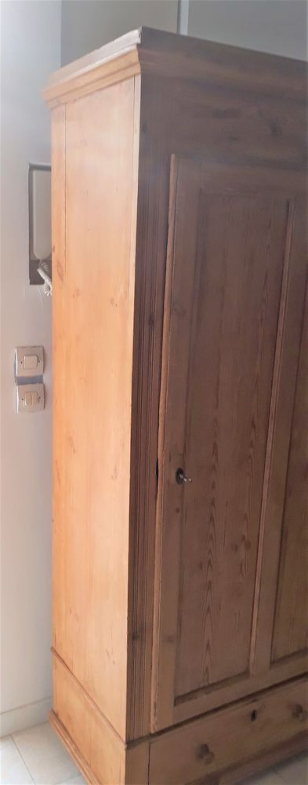 Armoire anglaise en pin. Meubles