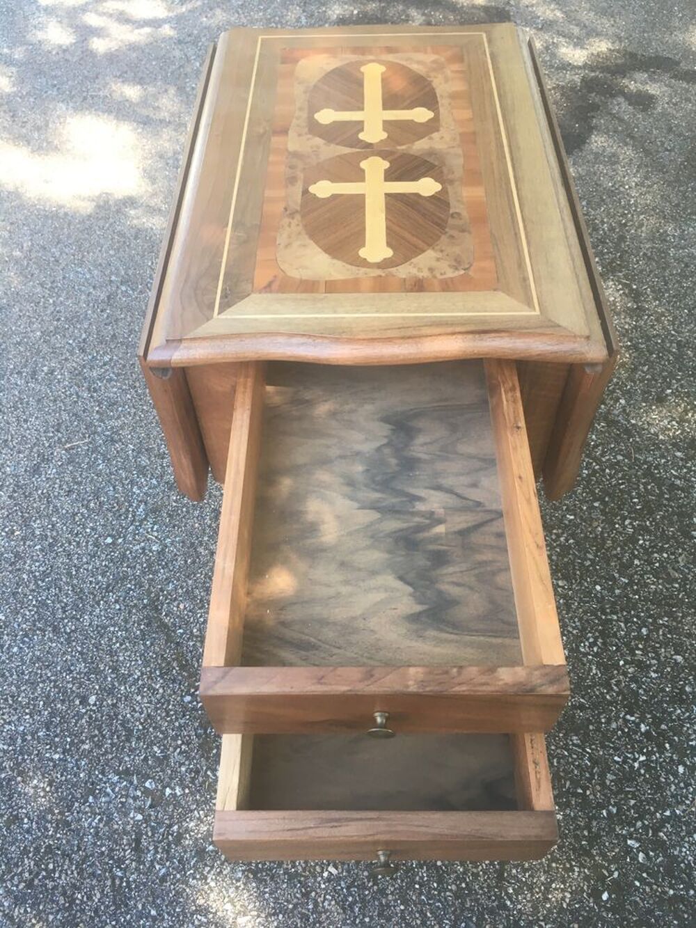 Table de nuit &agrave; volet / d'appoint / croix / marqueterie
Meubles