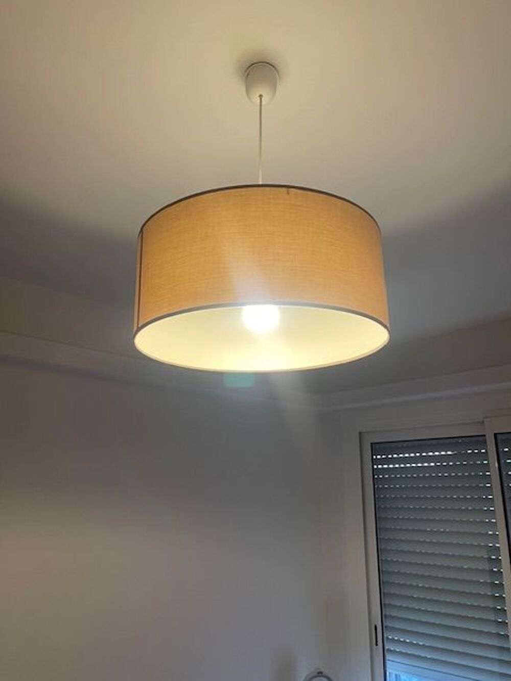 SUSPENSION CONTEMPORAINE EN TISSU LIN BEIGE.
Décoration