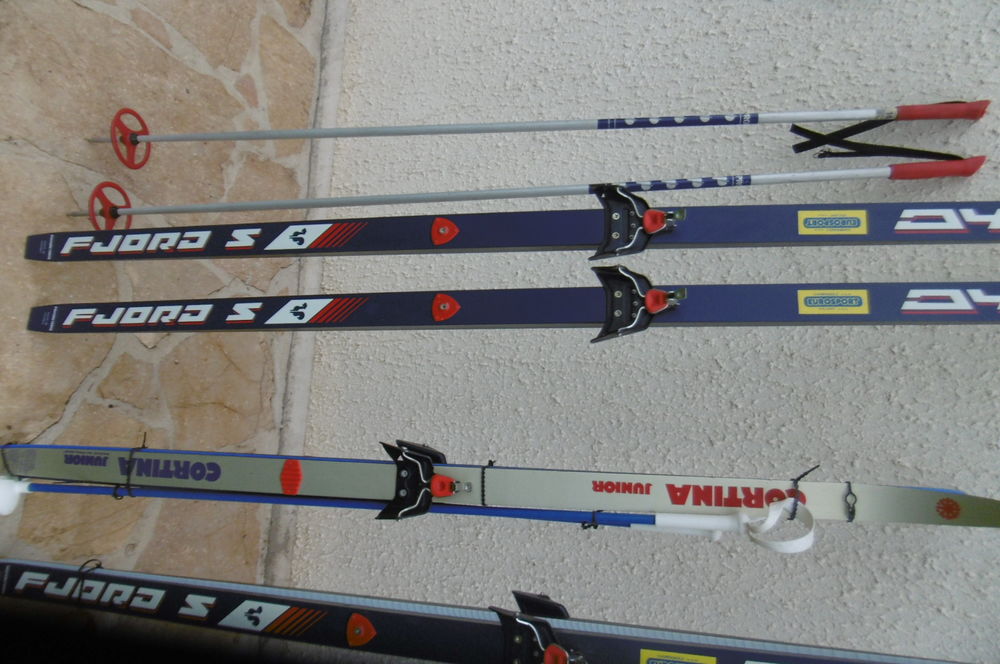 Anciens Skis de Fond DYNASTAR FJORD S &eacute;tat neuf avec b&acirc;tons Sports
