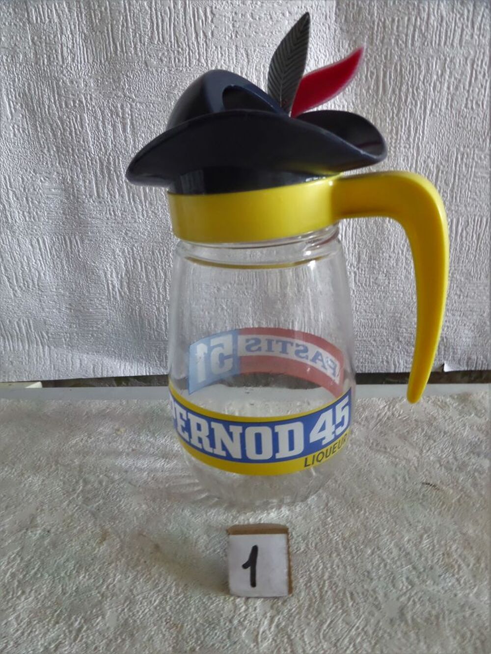 diff&eacute;rentes carafes en verre de PERNOD 