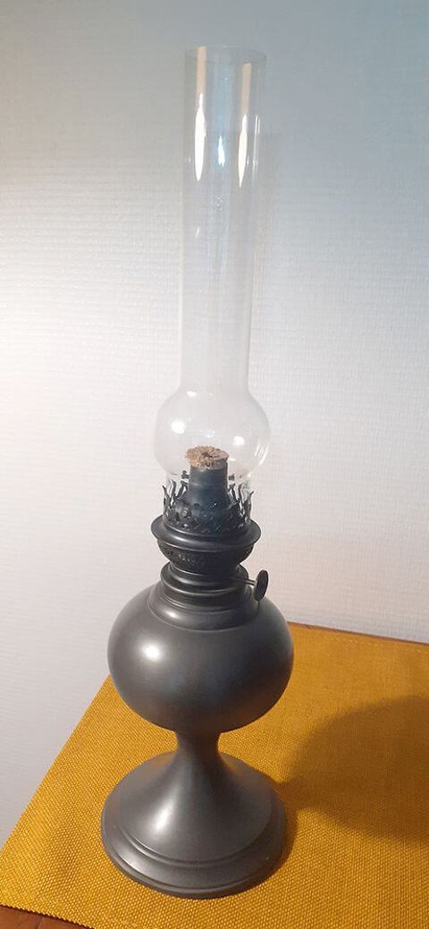 Lampe � huile enti�rement en �tain. Parfait �tat� Meudon (92)