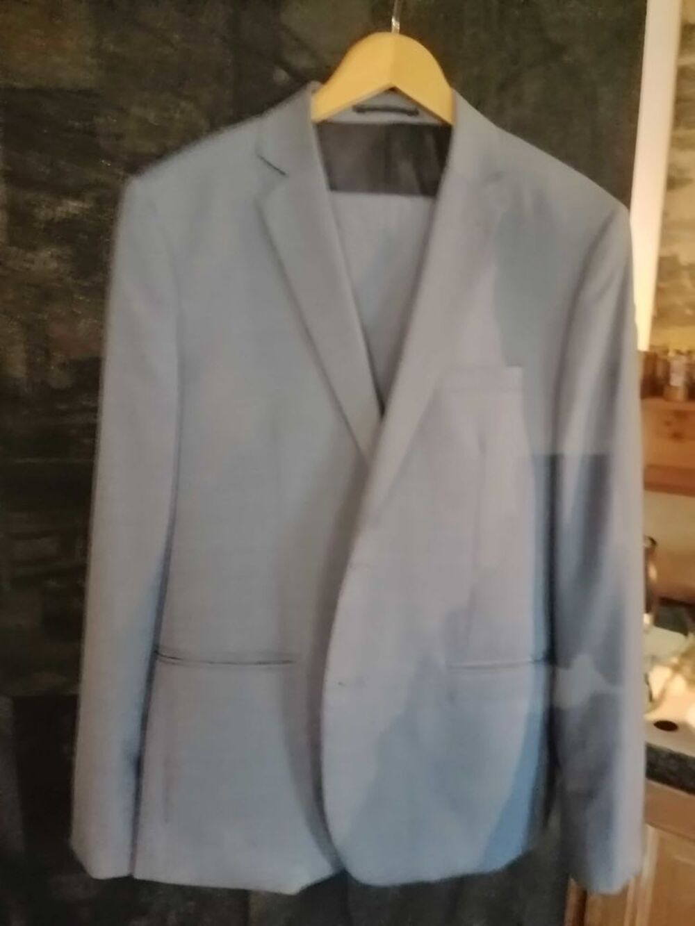 beau costume &eacute;t&eacute; complet Armand Thierry bleu ciel taille 42, port&eacute; qu'une fois, vendu avec sa housse . Vtements
