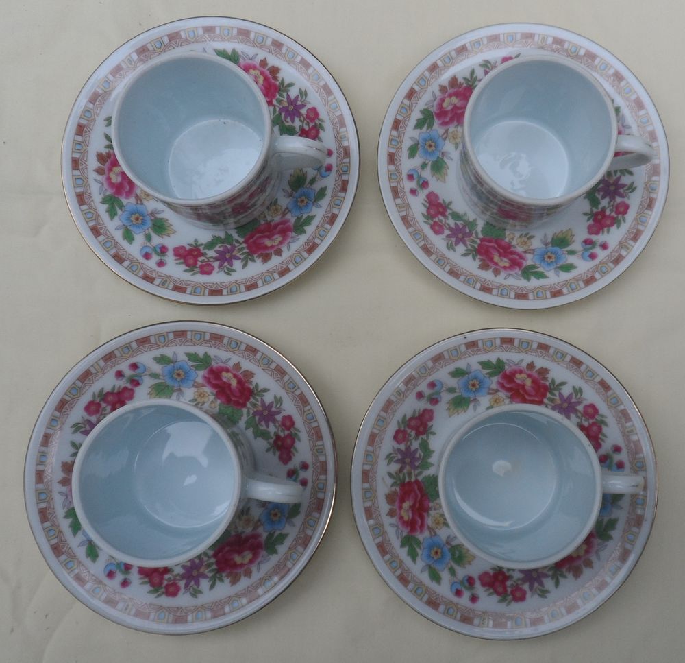Pr&eacute;sentoir avec 4 tasses et soutasse &agrave; caf&eacute; neuves Cuisine