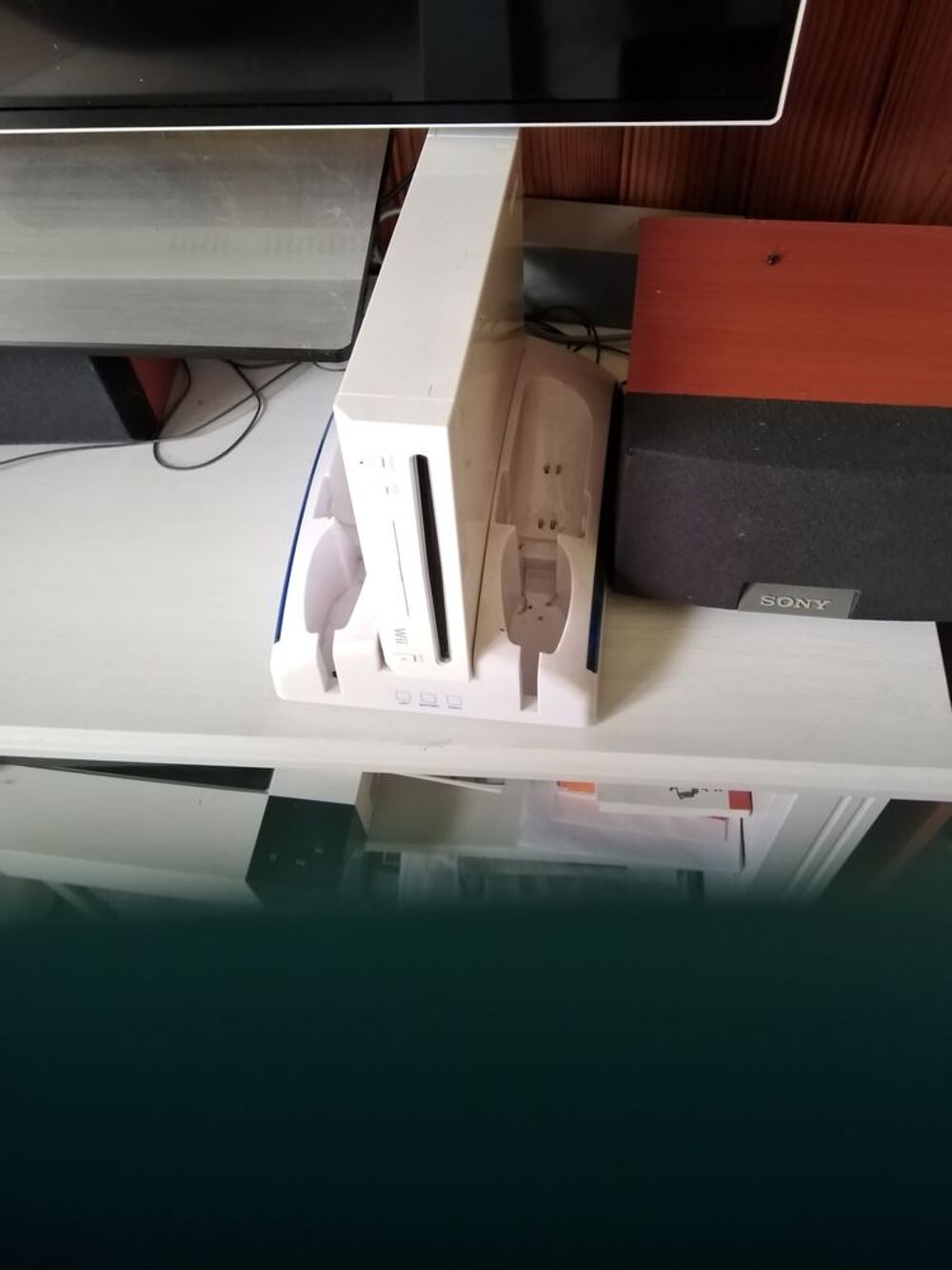 Wii. Avec 2 manettes Consoles et jeux vidéos