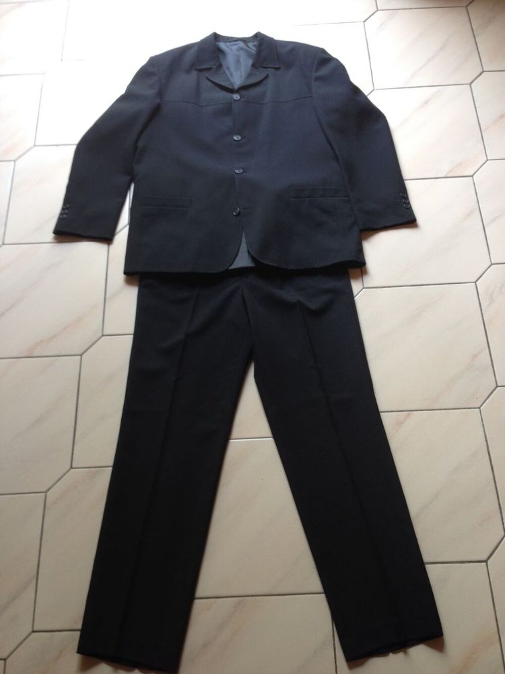 Costume noir 100 % polyester taille 44 Vtements