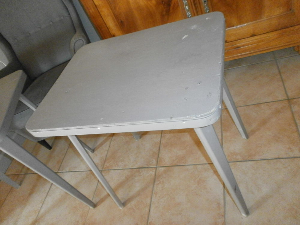 2 petites tables couleur taupe Meubles