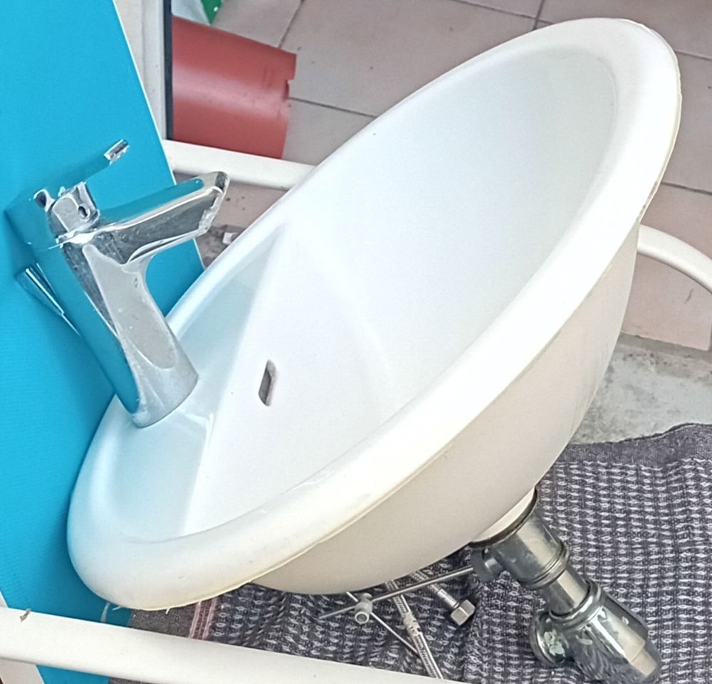 Lavabo blanc 
Meubles
