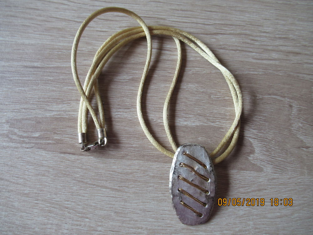 Pendentif rayures dor&eacute;es Bijoux et montres
